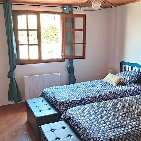 Rez De 80 M2 Avec Piscine/jardin Appartement *